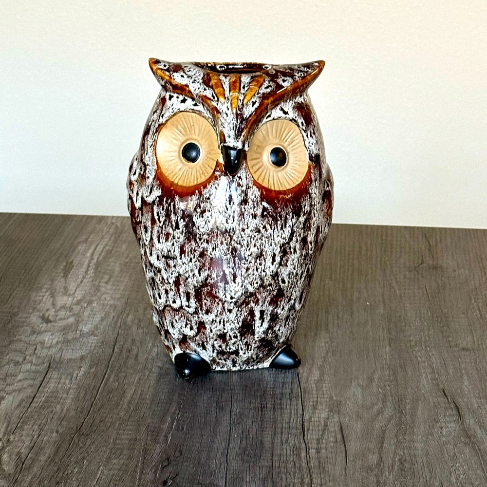 ELEGANT EXPRESSIONS |Ceramic owl vase